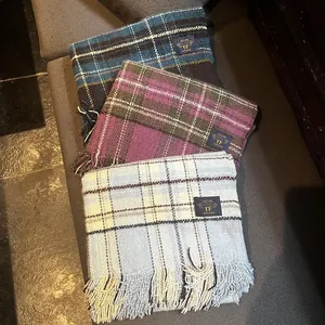Vue détaillée d'écharpes à carreaux imitation cachemire avec franges en trois coloris