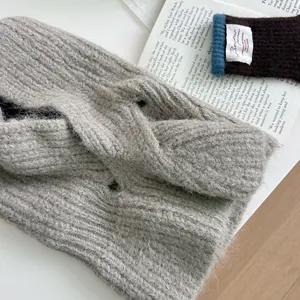 Detail der grauen, grob gestrickten Sturmhaube mit Plüschstruktur auf Lifestyle-Hintergrund