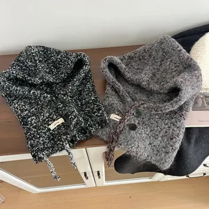 Grofgebreide balaclava muts met knopen en trekkoord in grijs en zwart gemêleerd