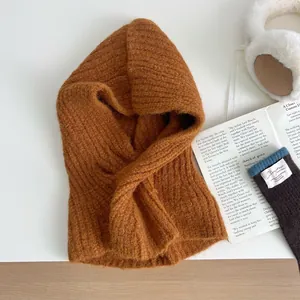 Flachbildschirm einer warmen karamellorangen Strick-Balaclava mit Winter-Accessoires