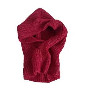 Dunkelrote Strick-Balaclava mit Nackenwärmer für winterlichen Windschutz und Wärme
