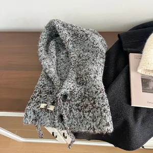 Detail van warme wollen gebreide bivakmuts met knoopsluiting op een houten achtergrond