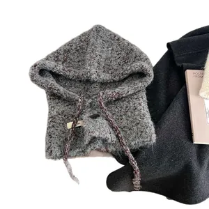 Winterse grijze gebreide wollen balaclava met knopen en trekkoord voor dames
