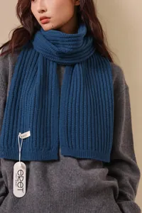 Dettaglio della trama spessa della sciarpa in maglia 100% lana con motivo a righe sottili