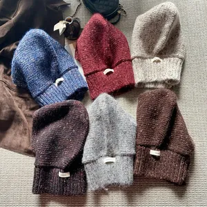 Vue détaillée de cagoules en maille tricotée en six coloris avec boutons en corne