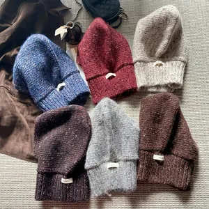 Vue à plat de bonnets en maille colorés avec étiquettes Romanticized en six couleurs