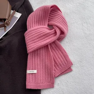 Dettaglio della sciarpa rosa in 100% pura lana che mostra la trama a maglia a coste