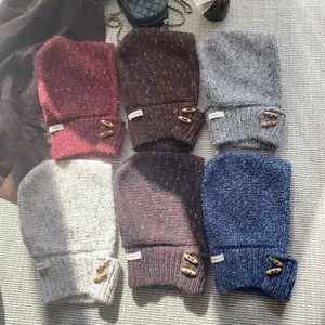 Cagoule tricotée vintage avec boutons en corne disponible en six coloris d'hiver