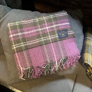 Détail de l'écharpe à carreaux imitation cachemire avec franges violettes et étiquette