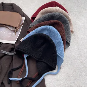 Cagoules d'hiver en laine bouclée multicolores avec protège-oreilles et liens tricotés
