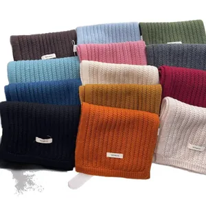 Sciarpa classica in 100% pura lana a coste disponibile in vari colori a tinta unita per tutti