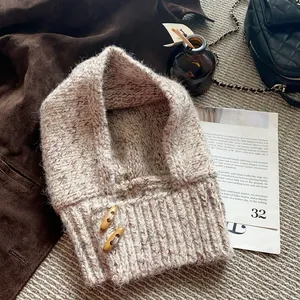 Vue détaillée de la cagoule tricotée beige avec boutons en corne de style vintage