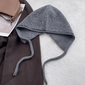 Détail d'une cagoule grise 100% laine avec texture polaire chaude et liens d'oreilles
