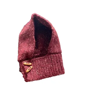 Cagoule tricotée bordeaux avec boutons en corne et texture de laine chinée