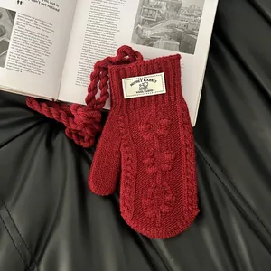 Détail de moufles en laine mélangée rouge avec cordon et étiquette tissée michey rabbit