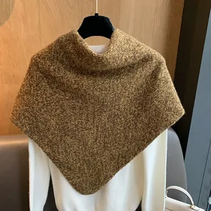 Detalle de punto grueso del pañuelo triangular de 100% lana en colores mixtos cálidos