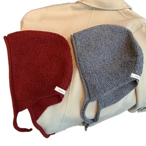 Cagoules 100% laine bordeaux et grises avec mentonnières et maille texturée