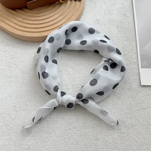 Petit foulard d'été à pois pour femmes en tissu soyeux blanc avec de gros points noirs