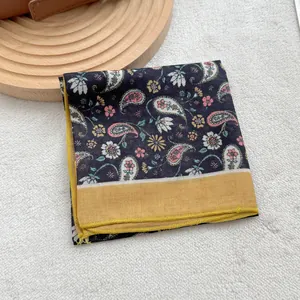 Foulard quadrato in cotone lino rosso bordeaux con motivo paisley e bordo giallo moda