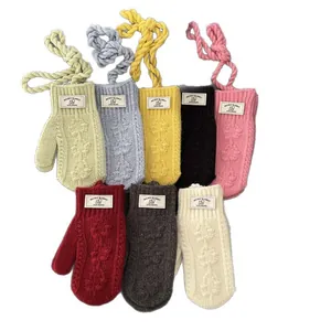 Moufles à col en laine mélangée huit couleurs avec maille torsadée et petits pompons