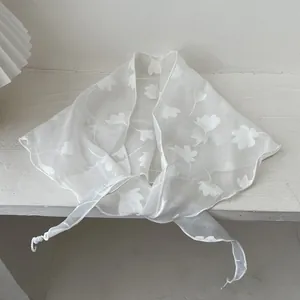 Elegante witte doorzichtige driehoekige sjaal met fijne jacquard bloemenpatronen