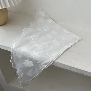 Elegante witte driehoekige sjaal met bloemenborduurwerk en golvende randen