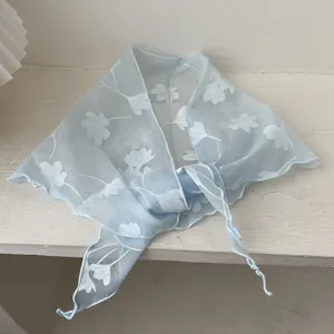 Lichtblauwe transparante driehoekige sjaal met bloemen voor haar of nek accessoire