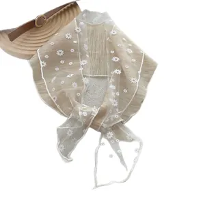 Lichte beige mesh sjaal met witte madeliefjes borduurwerk voor een zomerse accessoire