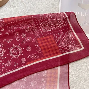 Foulard retrò con motivo paisley e scacchi rossi su un morbido sfondo di peluche bianco