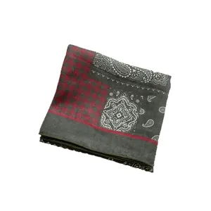 Foulard quadrato rétro verde oliva e rosso con motivo paisley e trama vintage a griglia