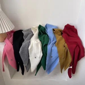 Bufanda triangular de punto con mezcla de lana en varios colores y detalle metálico