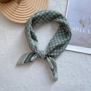 Eleganter hellgrüner Seidenschal mit geometrischen Kettenprints auf weißem Hintergrund