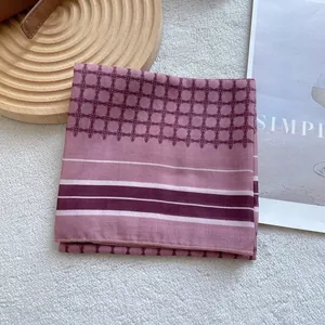 Detail eines rosa-violetten Seidenschals mit geometrischem Muster und Rollsaum