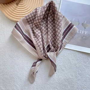 Detailansicht der Seidenschalkante mit geometrischem Druck auf weichem Teppich