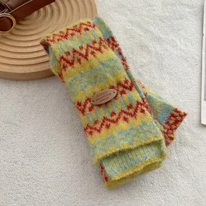 Retro Fair Isle gebreide sjaal met kleurrijk zigzagpatroon en lederen merklabel