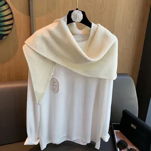 Cremeweißer Strick-Dreiecksschal kombiniert mit einem schlichten Langarm-Baumwollshirt