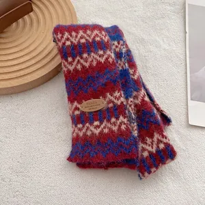 Macro detail van Fair Isle gebreide sjaal met vintage patroon en lederen merklabel