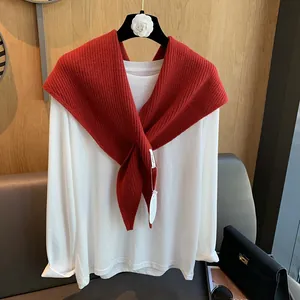 Dunkelrotes gestricktes Dreieckstuch über einem weißen Langarmshirt für Damen