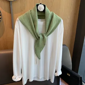 Eleganter Strickschal aus 100 % Wolle für Damen in frischem Fruchtgrün im Old-Money-Stil