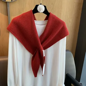 Roter Strickschal für Damen mit Rippmuster über einem weißen Langarmshirt präsentiert