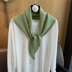 Klassisches grasgrünes 100% Wolle Dreiecks-Stricktuch für Damen im minimalistischen Stil