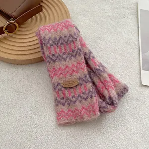 Fair Isle gebreide sjaal met roze en paarse geometrische patronen en leren patch