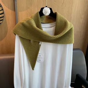 Detailansicht des olivgrünen Strickschals mit Rippenmuster und feiner vertikaler Textur