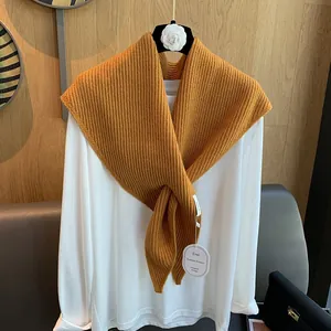 Detail der Strickstruktur des ingwergelben Dreieckstuchs mit grobem Rippstrickmuster