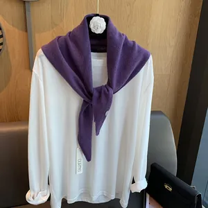 Dunkelvioletter Strickschal aus 100% Wolle über einem weißen Langarmshirt im Old-Money-Stil