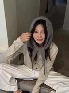 Detailaufnahme der grauen Strickkapuze aus Wollmischung für herbstliche Damenoutfits