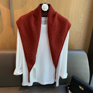 Châle triangle chic en maille ajourée 100% laine rouge rouille pour femme sur haut blanc