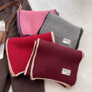 Écharpes oversize en maille de laine en rose, gris et rouge avec bordures contrastées