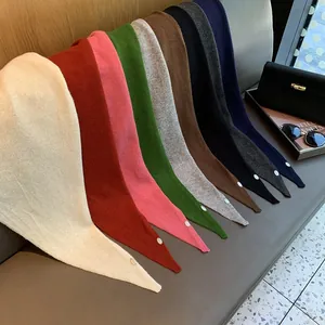 Detailierte Strickstruktur von Dreieckstüchern aus 100% Wolle in eleganten Farben