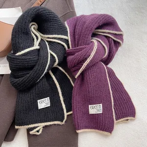 Écharpes oversize en tricot de laine noir et violet avec surpiqûres contrastées